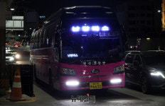 [포토] 한파주의보 새벽에 관저 앞 등장한 난방버스