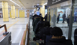 [포토] 붐비는 한강진역 화장실