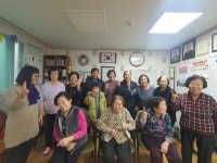 수원 장다리 경로당, 초교 입학생에 장학금 전달 훈훈