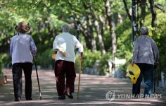 [이진모 칼럼] 엄마와 아들이 부르는 ‘인생의 노래’, 그리고 ‘요양원의 쓸쓸한 현실’