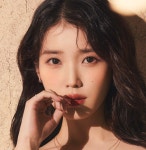 행운의 女神 아이유 ‥ 민트 톤 드레스로 비주얼 폭발