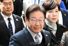 [속보] 이재명 법원 도착 … 곧 선거법 위반 2심 선고