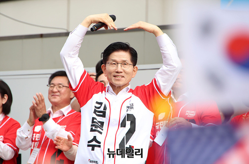 김문수 후보, 부산에서 집중 유세…영남 분위기 상승세에 박차