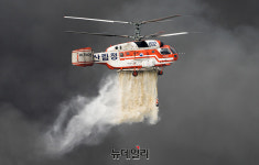 [영상] 금호타이어 대형화재, 물 뿌리는 소방헬기