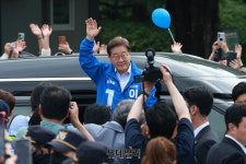 [포토] 일산문화광장 등장한 이재명 후보