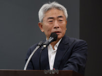 이재명 연설에 눈시울 붉힌 정규재, 李의 호텔경제학 작심 비판 … 일종의 마술