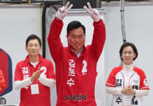 [포토] 인사하는 김승수 국민의힘 의원