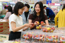 [포토] 농협 하나로마트 천도복숭아 드시고 식곤증 이겨내요