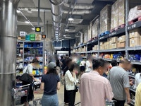 [르포] 국내 첫 창고형 약국 메가팩토리약국 식지않는 인기 … 평일에도 인산인해