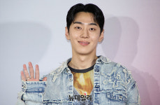 [포토] 포즈 취하는 그레이