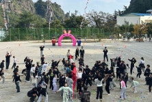 “청군 이겨라, 백군 이겨라!”... 100살 넘은 울릉초등학교 가을 운동회