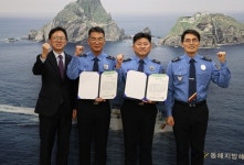 최종균 강원도립대 총장, 동해지방해양경찰청 조동희 경감·김호관 경위께 감사장 수여