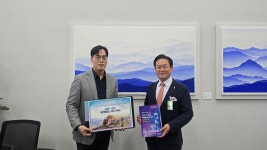 신영재 홍천군수, 용문~홍천 광역철도 유치 기원 책자 국회 전달