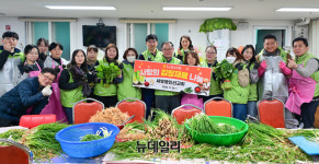 [포토] 농협유통 하나로마트, 새빛맹인선교회 김치 담그기 봉사활동