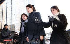 강선우, 11시간 조사 후 귀가 … 구속영장 신청 검토