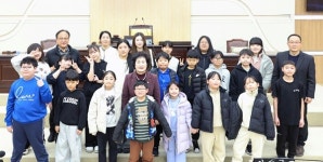 “의회 문턱 낮춘 하루”… 대전 동구의회, 지역아동센터 어린이 15명 체험 견학