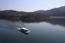 40년 만에 열린 대청호 뱃길…옥천군 친환경 도선 첫 운항