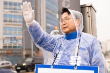 세븐일레븐 춘천장학교차로점 | [포토뉴스] 육동한 춘천시장 예비후보, 봄비 속에 장학 MS 교차로 아침인사 건네