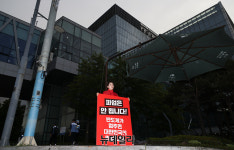 [포토] '파업은 안됩니다' 밤샘 1인시위 이어가는 양향자