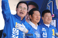 [포토] 육성 지지호소하는 맹정섭 충주시장 후보