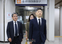 [포토] '한덕수 재판 위증' 1심 선고 마친 윤석열 전 대통령 변호인단