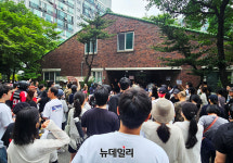 잠실7동 투표소 대치는 계속 … 선거관리 부실에 아수라장 된 아파트 일대