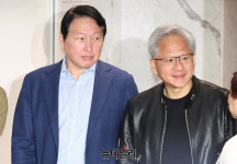 [포토] 브리핑 향하는 최태원-젠슨 황