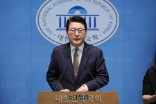 [포토] 신동욱 의원 
