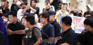 [영상] '32강 실패' 홍명보 전 감독, 야유 속 귀국