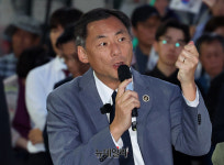 '李 명예훼손' 모스 탄 불구속 송치 … 출국정지 연장
