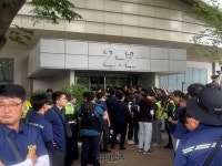 선관위 국조특위, 잠실개표소 진입 … 봉쇄 28일 만