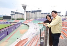 안양종합운동장에 피크닉 관람석 조성… 돗자리 펴고 축구 즐긴다