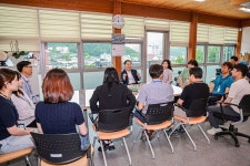 유명현 산청군수 소통 행정…회의실 대신 식당으로