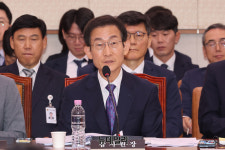 [포토] 의원들의 질의에 답변하는 김호철 감사원장