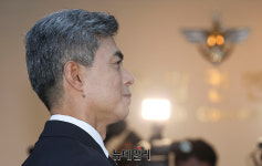 [포토] 취재진 질문에 답변하는 강신철 국방장관 후보자
