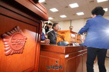 [포토] '이진숙 의원 국감 제척' 투표하는 여당 의원들