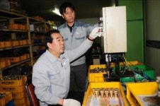 기업현장에서 체험 활동하는 ‘정영석 진주시장’