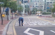 권선구 불법 광고전단지 ‘이젠 꼼짝 마!’