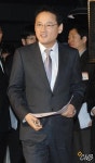 들어서는 유인촌 장관