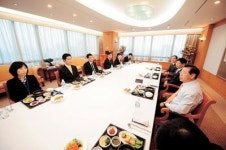 ‘경청’의 열린 커뮤니케이션 나서