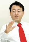 [인터뷰]<감사의 힘> 번역한 김용남 법무부 장관정책보좌관