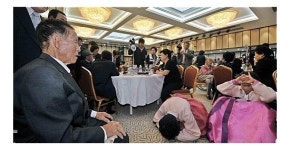 이산가족 상봉 둘째날 ’못다한 이야기’ 나눈다.