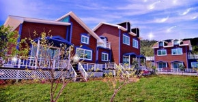 푸른 바다와 휴식공간이 있는 곳으로의 초대