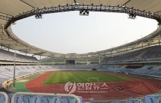 태풍 곤파스, 인천문학경기장 지붕을 날려