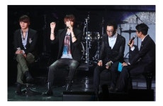 [포토] 팬들과 소통하는 JYJ