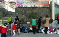 [성남] 신흥3동의 노인들을 위한 행복 바자회에 큰 호응