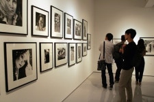 칸 여우주연상 두번 받은 위페르, 자신의 사진전 방문