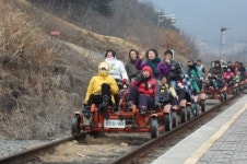 [전남CNB]섬진강레일바이크&딸기체험’첫 관광객‘환한 미소’