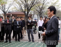 [포토]시민과 대화하는 문성근 권한대행