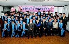 [광주전남]광주 송정매일시장 학사모 쓴 상인들 대형마트와 경쟁하겠다
